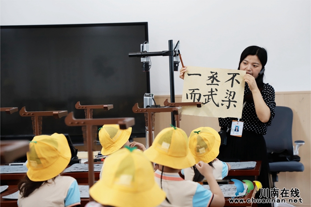 叙永云湖幼儿园与叙永镇实验小学校携手开展“你好，小学”幼小衔接实践活动