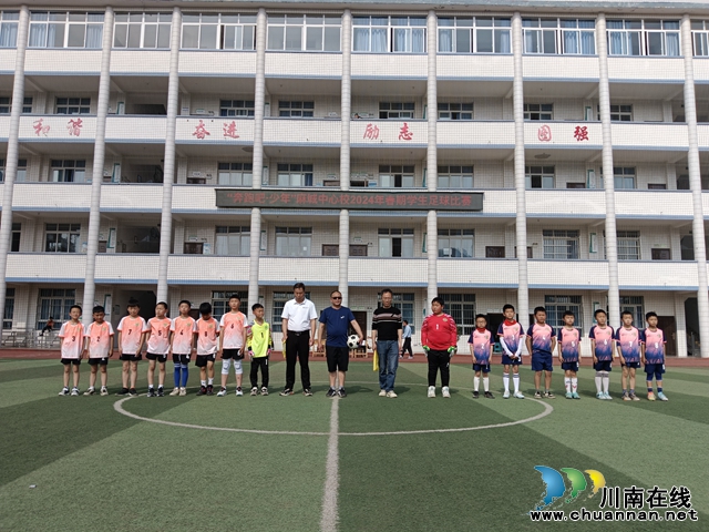 叙永县麻城镇中心小学校：绿茵如梦，“足”够精彩