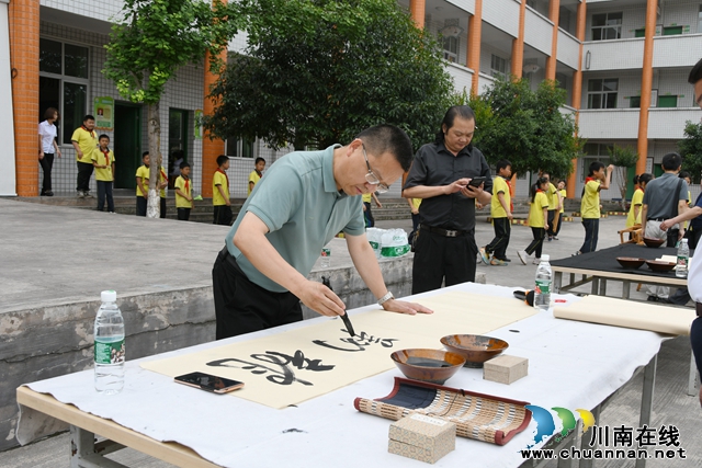 叙永县龙凤镇中心小学校成功创建书法教育“两张牌”