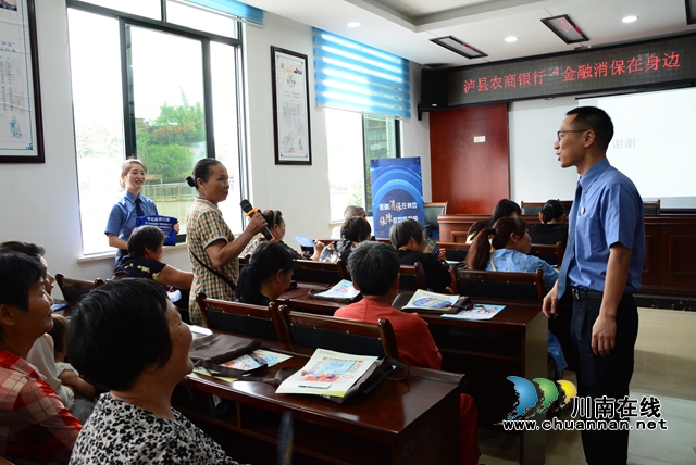 民心守护 | 泸县玉蟾街道：防诈宣传进社区，居民“上课”防诈骗