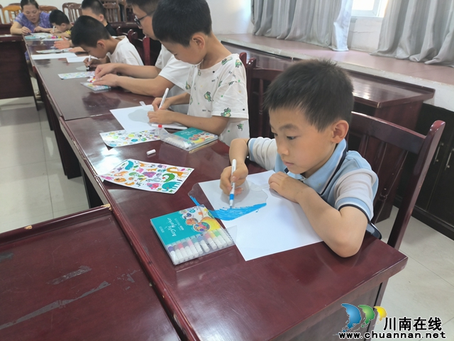 龙马潭区上大街社区新时代文明实践站开展“夏日清凉 快乐成长”六一儿童节DIY扇子活动