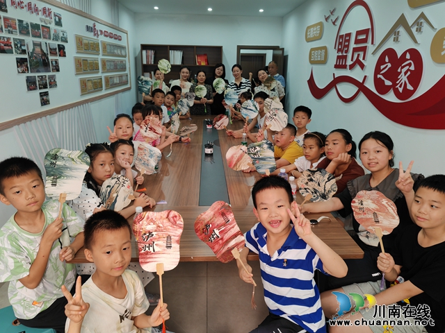 龙马潭区小市街道下大街社区举行“漆彩纷呈过六一 扇染传承迎端午”主题活动
