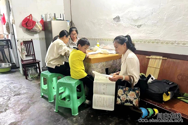 叙永县龙凤镇中心小学校：情暧“留守”，快乐“六一”