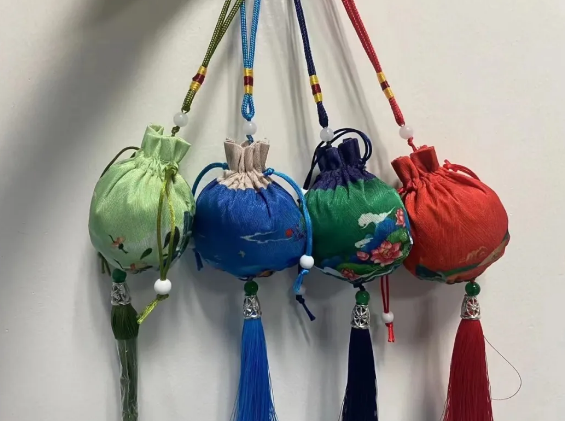 明天上午到西南医大中医院免费领香囊、听讲座