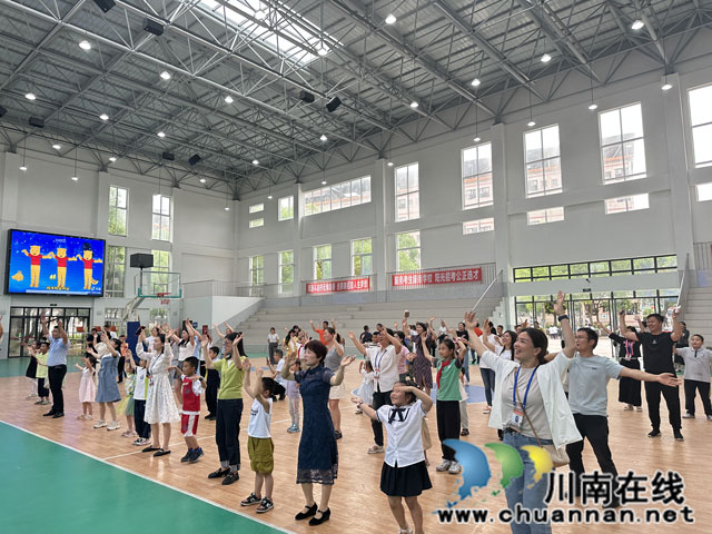大手牵小手 童年乐悠悠 ┃ 泸县一中开展庆“六一”教职工亲子活动