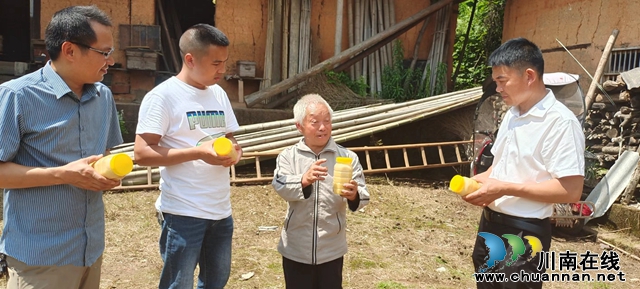 纳溪：村干部助力五保老人蜂巢里“酿”出甜蜜生活
