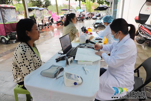 泸县玉蟾街道：爱心涌动 献血传递生命希望