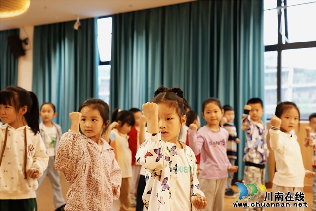 叙永县叙永镇云湖幼儿园请武术教练到园开展幼儿武术培训活动