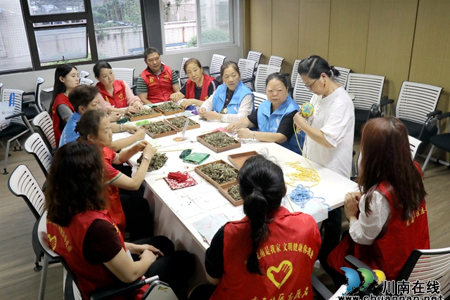 龙马潭：手工“爱心锤”，悠悠艾草香
