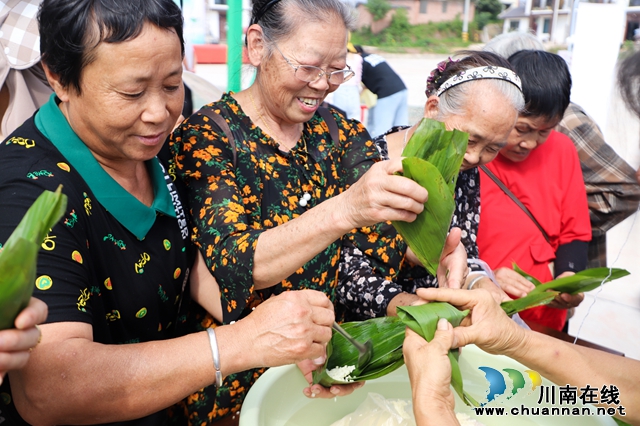 泸县玉蟾街道：品味浓情端午 共建和美乡村