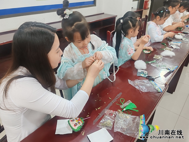 龙马潭区上大街社区开展“弘扬传统文化 情系浓情端午”亲子活动