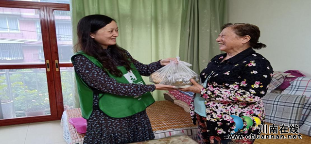 江阳区大山坪街道康华苑社区开展“浓情迎端午 慰问暖人心 ”慰问活动