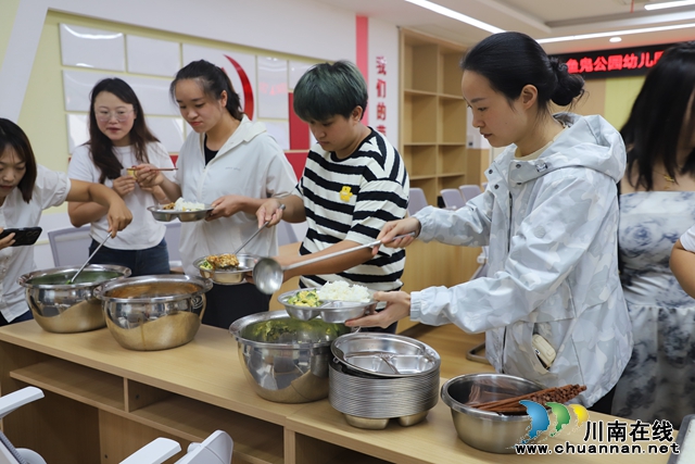 “家园携手，赋能成长”鱼凫公园幼儿园召开家委会暨膳食委员会 (2).JPG