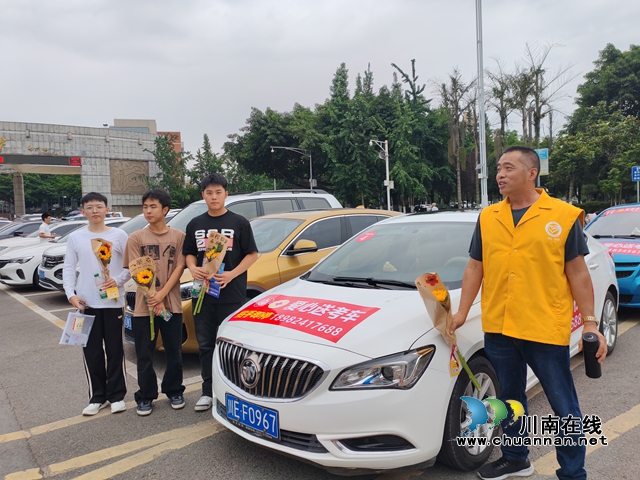 助力高考 为梦护航｜泸县玉蟾街道志愿队伍助力高考在行动