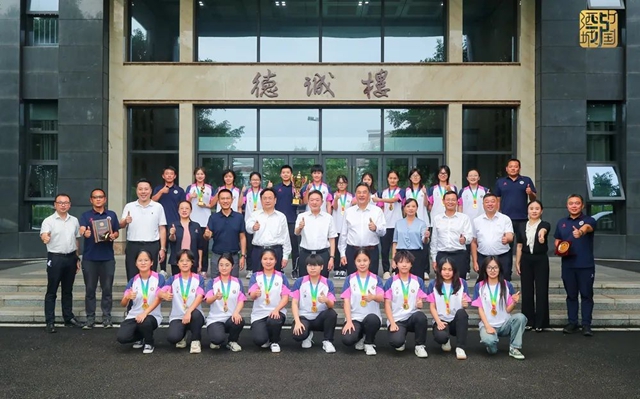 全国总冠军！市委书记杨林兴看望慰问西南医科大学女子足球队