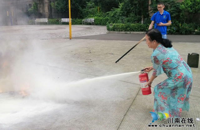 鱼塘街道:社区物业联合演练 筑牢高层火灾防线(图2) 图片2.png