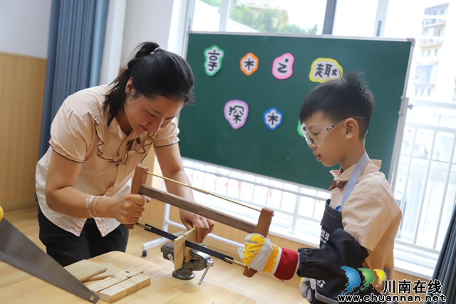 “享木之趣，探木之旅”叙永县鱼凫公园幼儿园开展木工坊教研活动 (4).JPG
