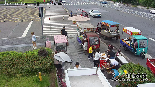 龙马潭区综合行政执法局：启用智能监控与喊话平台，创新治理校园周边游商摊贩