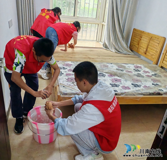 龙马潭区鱼塘街道云华山社区开展清理日间照料中心志愿活动