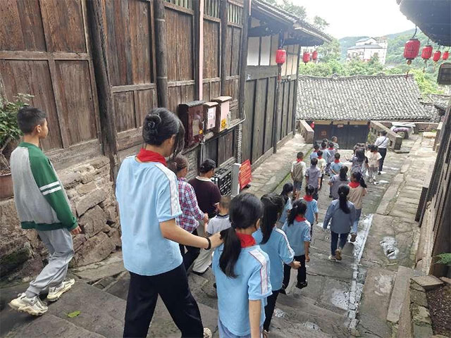 泸州市未成年人保护中心开展赓续红色血脉·关爱留守儿童”主题活动