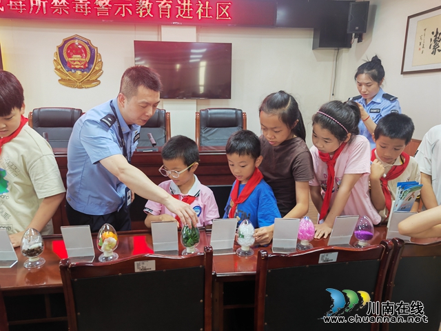 党带团 队旗飘飘｜龙马潭区小市街道合道街社区开展“远离毒品 关爱未来”暑期青少年活动