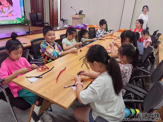 龙马潭区小市街道杜家街社区开展“少年儿童心向党 真情相伴护成长”主题活动