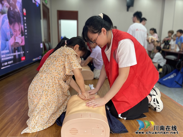 龙马潭区小市街道杜家街社区开展“爱同行 暑于你”青少年安全、急救知识宣讲活动