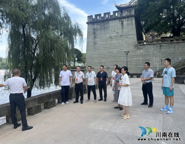 江阳区北城街道人大代表调研大气污染及开展小组活动