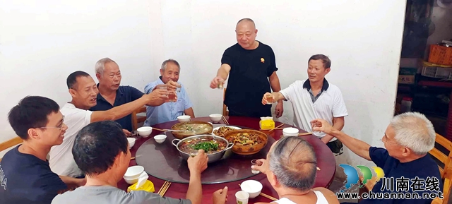 纳溪：六旬老支书自掏腰包宴请战友庆八一