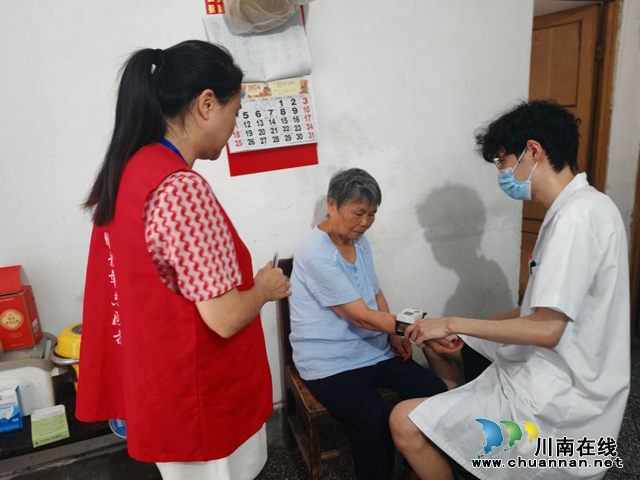 关爱独居老人，共建和谐社区丨龙马潭区小市街道开展独居老人“敲门行动”