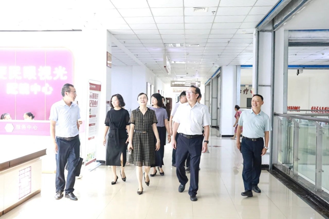 泸州市人大常委会副主任宋勇带队到合江县中医医院调研