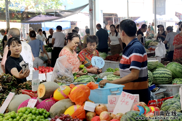 市民在龙马潭区小市街道中码头便民市场挑选、购买水果-谢汶萍摄.JPG