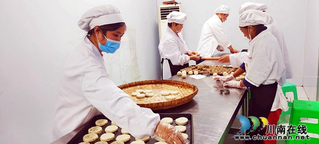 江阳：传承手工技艺，“订单”月饼卖得俏