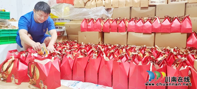 江阳 传承手工技艺“订单”月饼卖得俏(图2) 图2:罗小平在冷藏室分装手工月饼.jpg