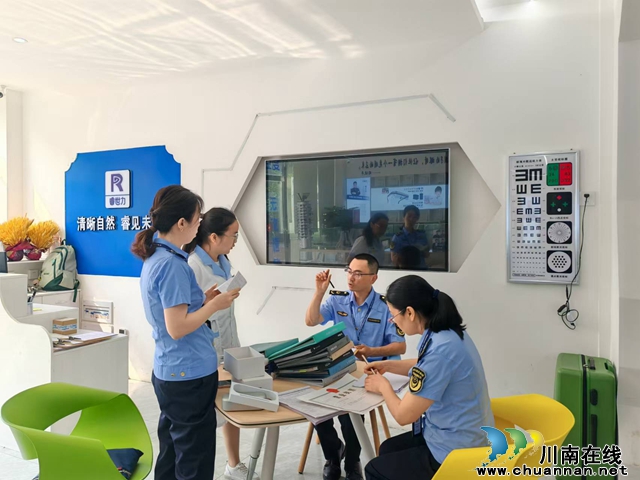 泸县:做好个体工商户服务 畅通经济发展微循环(图2) 上门报务3(戴庆摄).jpg