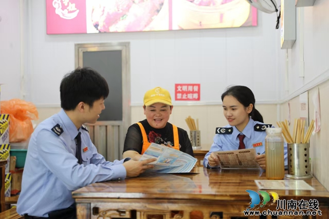 泸县:做好个体工商户服务 畅通经济发展微循环(图3) 上门服务(戴庆摄).jpg