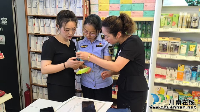 泸县:做好个体工商户服务 畅通经济发展微循环(图4) 上门服务1(戴庆摄).jpg