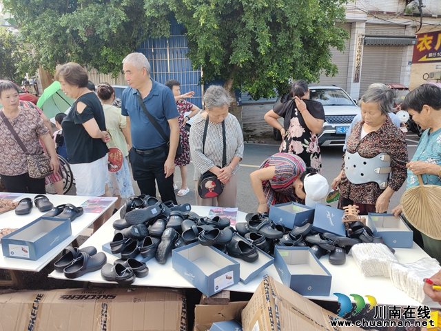 泸县玉蟾街道：义卖献爱心 共绘和谐图