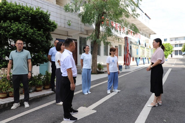 泸县人大常委会副主任罗晓玲带队到天兴镇开展教师节慰问活动