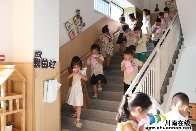 叙永县鱼凫公园幼儿园开展消防安全演练活动 (3).JPG