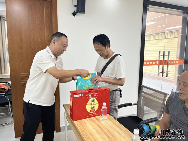 龙马潭区鱼塘街道：中秋送关怀 情系记账户