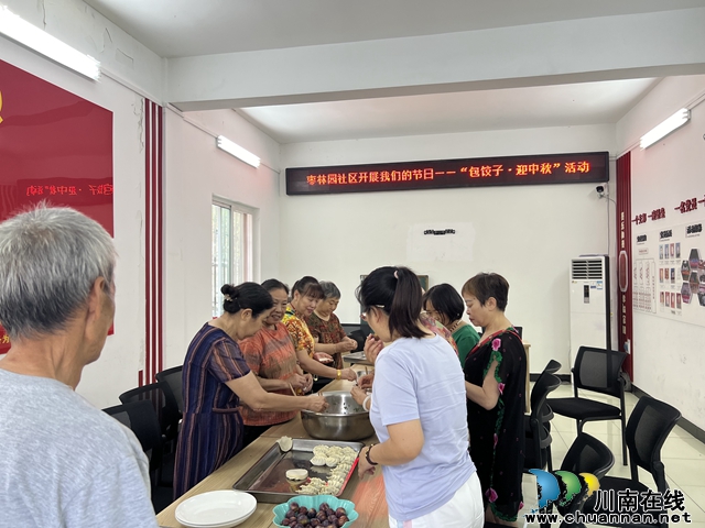 龙马潭区鱼塘街道枣林园社区开展中秋佳节送温暖活动