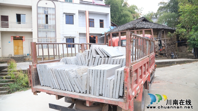 泸县云龙镇：爱心党员显担当，真情捐赠暖人心