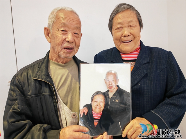 泸县：义务拍照送老人 定格幸福时光
