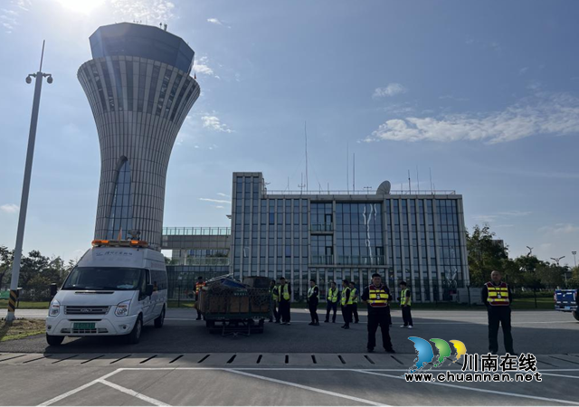 泸州机场组织开展残损航空器搬移应急实战演练