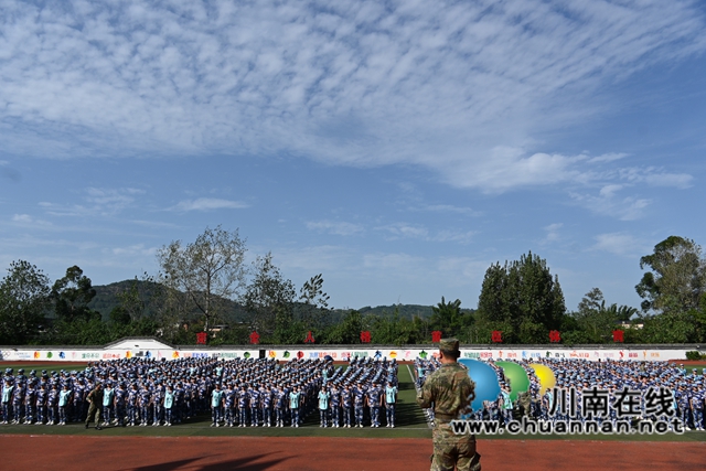 泸县建校举行2024年新生军训会操表演暨总结表扬大会
