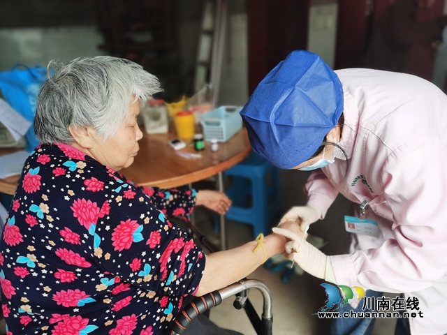 泸县玉蟾街道：送医上门 关爱残疾人健康