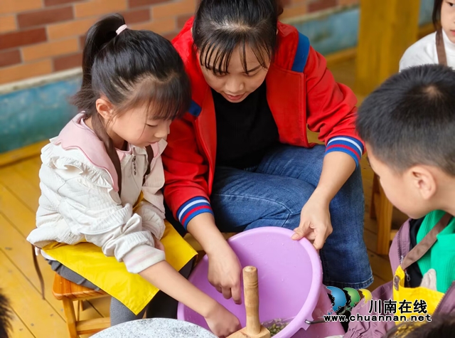 泸县城东幼儿园开展“巧手研磨 滴滴醇香”石磨豆浆体验活动