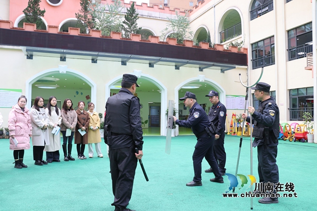 刘警官示范防暴器材正确使用方法（陈聪蓉）.JPG