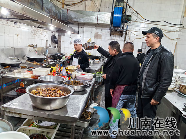 龙马潭区小市街道下大街社区：餐饮安全随机查　人大代表办“食”事